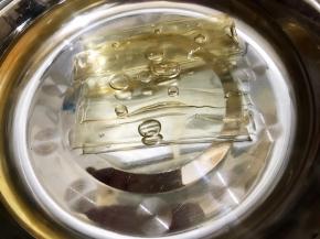 现在开始做慕斯部分
吉利丁片用冰水泡软