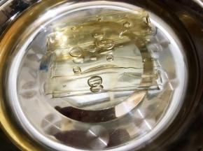 现在开始做慕斯部分
吉利丁片用冰水泡软
