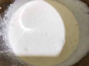 淡奶油加入糖粉打至6成发