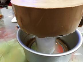 用热毛巾捂住模具后脱模