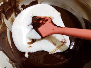 打发好的淡奶油跟巧克力糊混合均匀