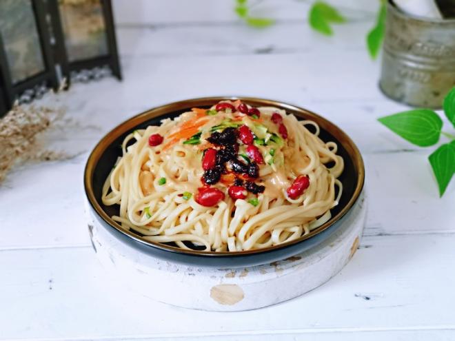 芝麻酱时蔬拌面