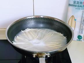 大火煮约5分钟左右，中间加了两次凉水，总之直到将面条煮熟捞出即可。