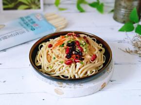 这样芝麻酱时蔬拌面就完成啦～