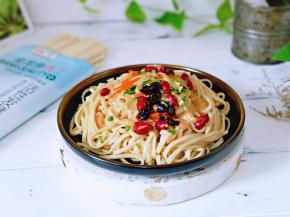 面条爽滑筋道，酱汁口感香浓。