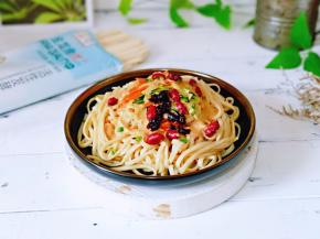 闷热的上海天气，这碗拌面会让你解闷。