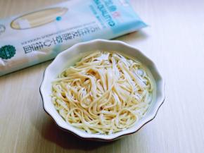 煮熟的面捞出过冷水。(建议用纯净水或凉白开水)