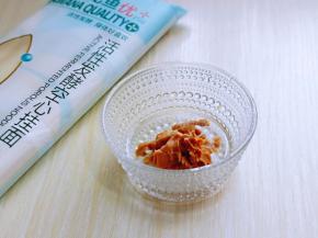 花生酱放入碗中，加入盐，分次加入纯净水。