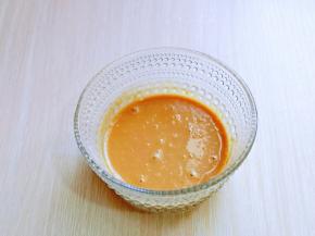 顺时针充分搅拌均匀。(分次加入纯净水，边搅拌)