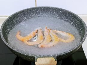 首先将虾去除虾线，之后焯水，水烧开后放入虾，煮2分钟捞出备用。