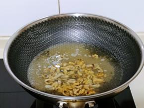 锅中加入鸡汤，适量的纯净水，再加入海虹肉，料酒大火烧开。