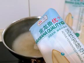 汤烧开后，将面条均匀分散下入沸水中。