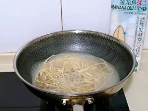 大火煮约5分钟左右，中间加了两次凉水，总之直到将面条煮熟就可以。