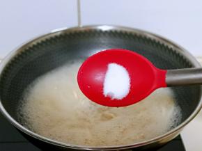 按个人口味加入盐。