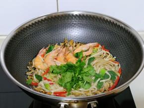 加入切好的香菜，关火。