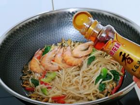 再加入烫过的虾，大火烧开，滴入芝麻油。