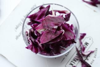 紫甘蓝洗净沥干水分，撕成小块。