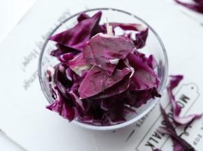 紫甘蓝洗净沥干水分，撕成小块。