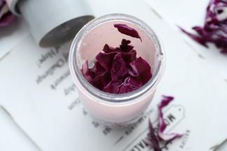 放入榨汁杯内。