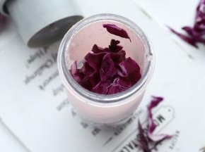 放入榨汁杯内。