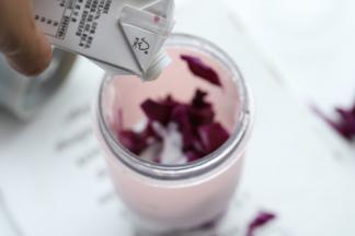 倒入200克的酸奶。