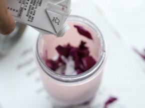 倒入200克的酸奶。