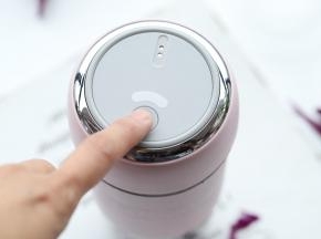 双击启动键，启动榨汁机，倒放开始搅拌。