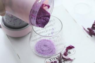 搅拌好的紫甘蓝汁倒入一半到玻璃杯内。