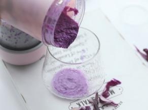 搅拌好的紫甘蓝汁倒入一半到玻璃杯内。