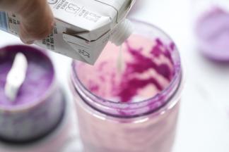 将剩余的酸奶倒入榨汁杯内。