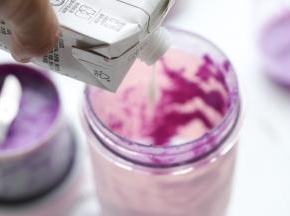 将剩余的酸奶倒入榨汁杯内。