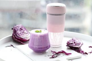 再次启动榨汁机，搅拌好的紫甘蓝奶昔倒入玻璃杯内，开始享用吧！