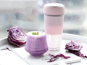 再次启动榨汁机，搅拌好的紫甘蓝奶昔倒入玻璃杯内，开始享用吧！