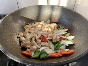 放入鸡肉片和洋葱、彩椒。