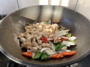 放入鸡肉片和洋葱、彩椒。