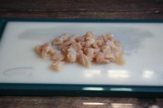 鸡小胸肉切成薄片。