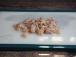 鸡小胸肉切成薄片。