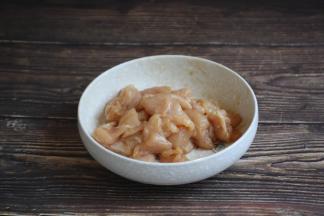 抓拌均匀，腌制5分钟，备用。