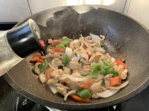 沿锅沿烹入1勺的料酒。