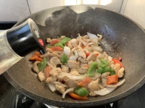 沿锅沿烹入1勺的料酒。