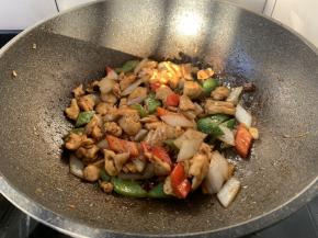 放入一小捏的白糖，翻炒均匀即可。