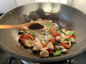 放入1勺的生抽。