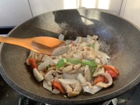 放入1g的白胡椒粉。