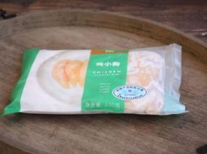 鸡小胸肉提前从冰箱里拿出来解冻。