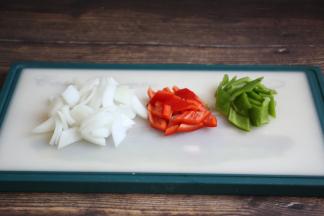 将洋葱切成片，彩椒切成片。