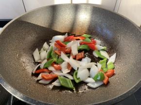 锅留底油放入洋葱、彩椒煸炒至断生，盛出备用。