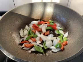 锅留底油放入洋葱、彩椒煸炒至断生，盛出备用。