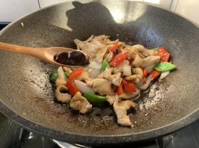 放入1勺的蚝油。