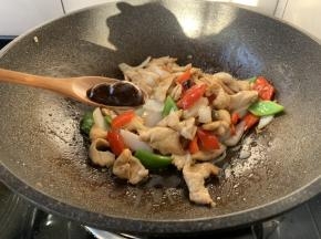 放入1勺的蚝油。