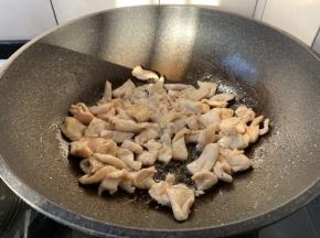 热锅凉油放入鸡片滑炒，颜色变白盛出备用。

